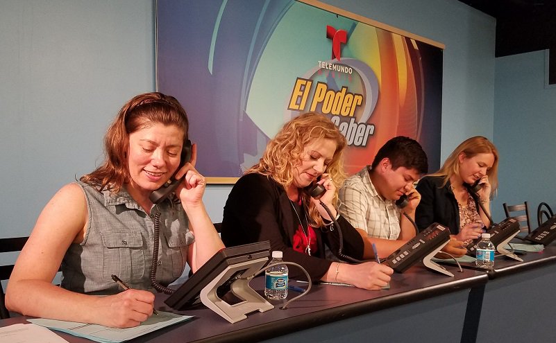 Abogada Kate Y Colegas Trabajan Juntos En Ayudar A Inmigrantes Participando En El Banco Telefónico De Telemundo