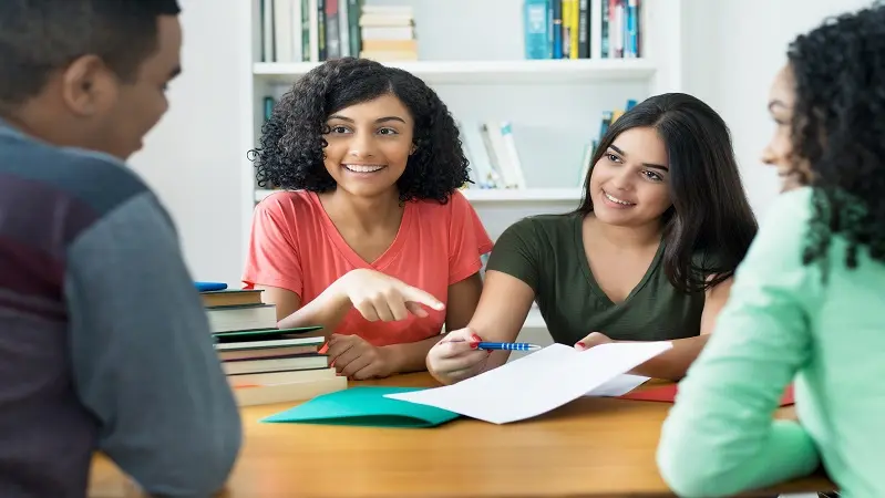Si está esperando su tarjeta verde en EE.UU. mientras trabaja, lea más sobre los riesgos y contras existentes