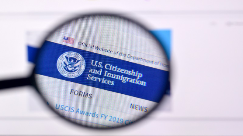 Su proceso de inmigración de la tarjeta verde con la agencia USCIS pendiente requiere asesoramiento legal
