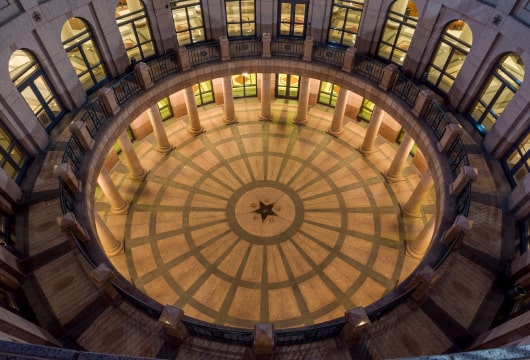 Departamento De Justicia Demanda A Texas Por Inhumanidad En La Frontera