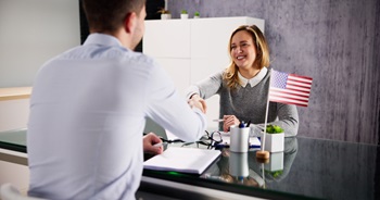Explore los beneficios de contratar a un abogado de naturalización para su camino de inmigración en los EE.UU.