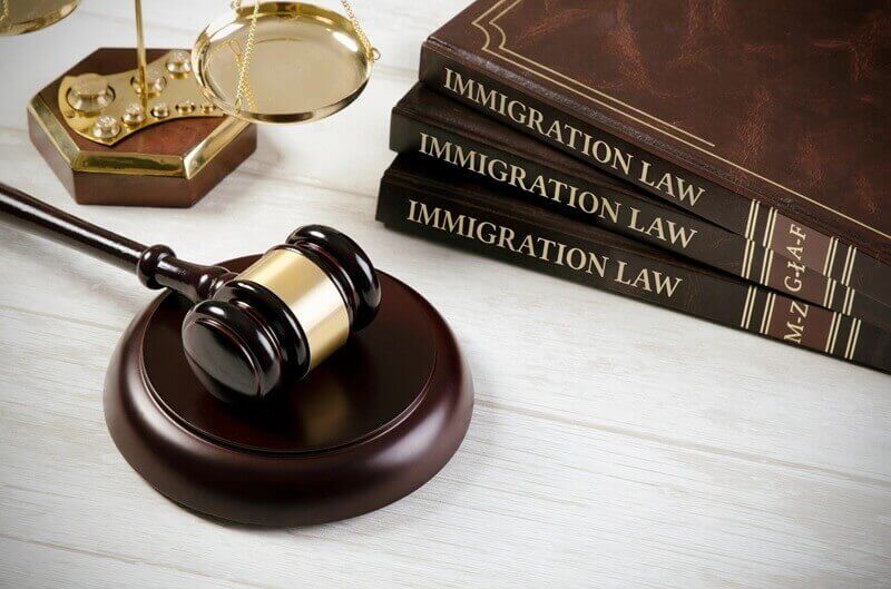 Abogada De Inmigración Asiste Durante Apelación