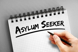 Del Asilo A La Green Card: Te Explicamos Los Siguientes Pasos