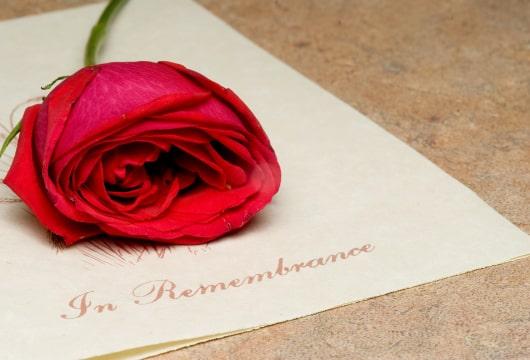 La comunidad se reúne en una vigilia con velas para llorar a las víctimas del tiroteo de ICE en Dallas