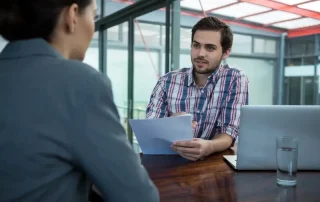 Hombre Busca Asesoría Legal Renovación De EAD Pendiente TX