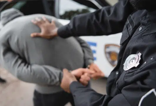 Crueldad inimaginable: Cómo las tácticas agresivas del ICE están atacando a niños y familias
