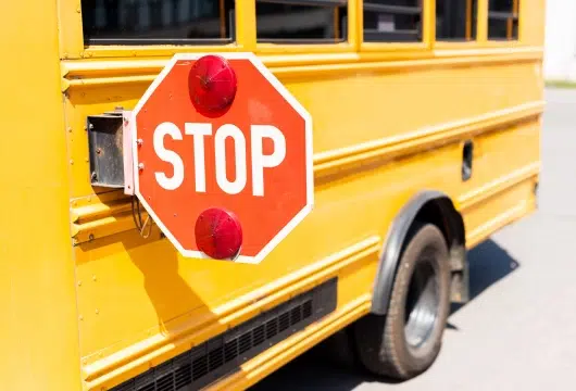 Juez ordena liberación de niños detenidos por ICE en parada de autobús escolar